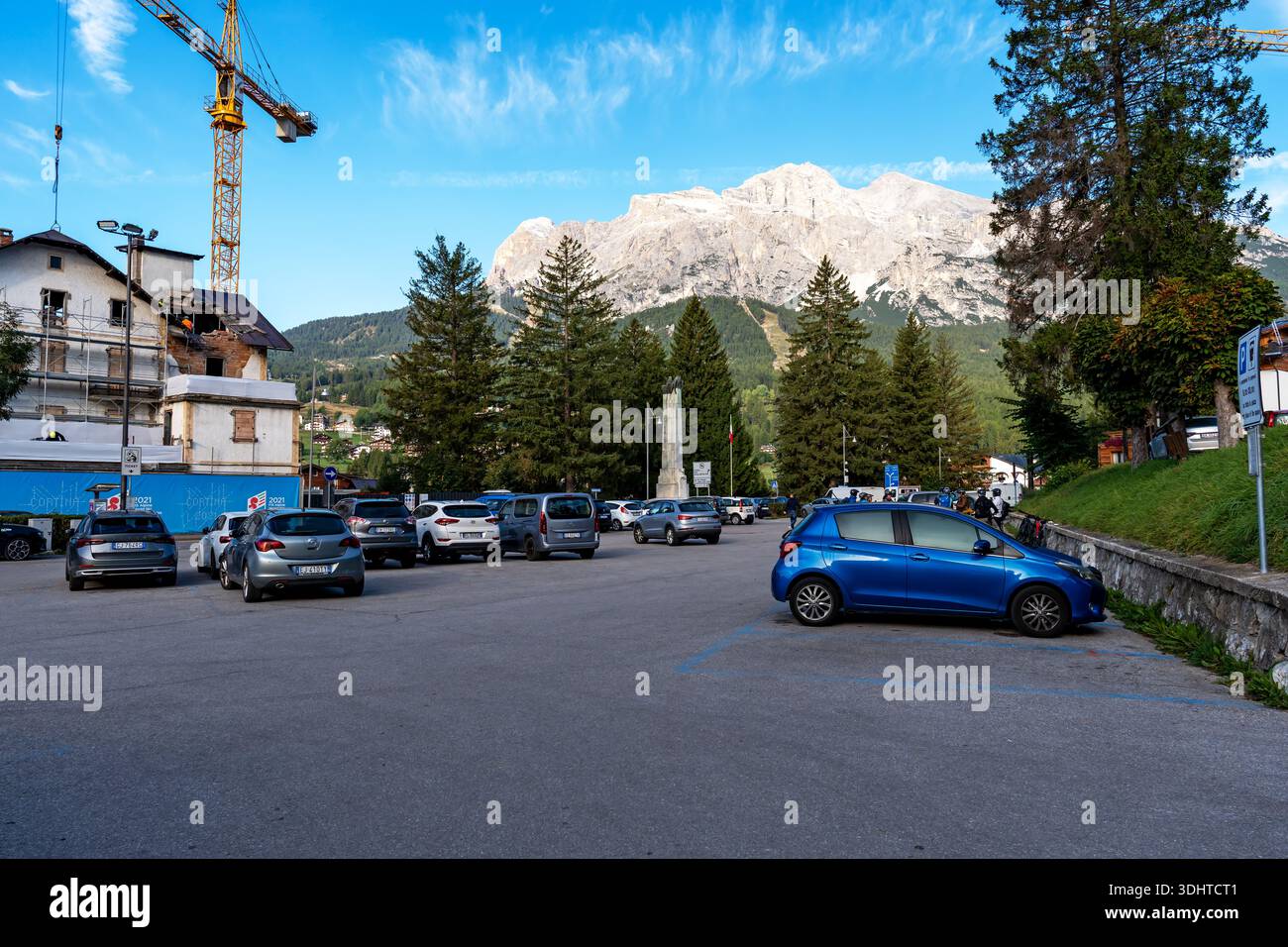 Cortina d'ampezzo, Belluno, Italien - 27. September 2023: Mehrere Autos parken auf einem Parkplatz in Cortina d'ampezzo. Stockfoto