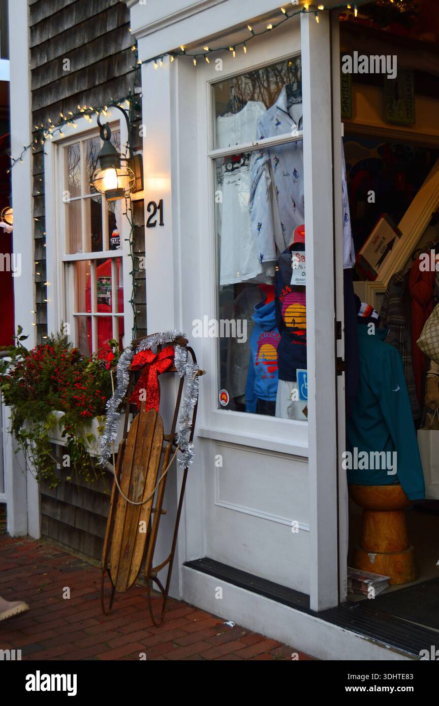 Ein Schlitten und Weihnachtslichter sorgen in einer Boutique in der Innenstadt von Nantucket für den Weihnachtsgeist Stockfoto