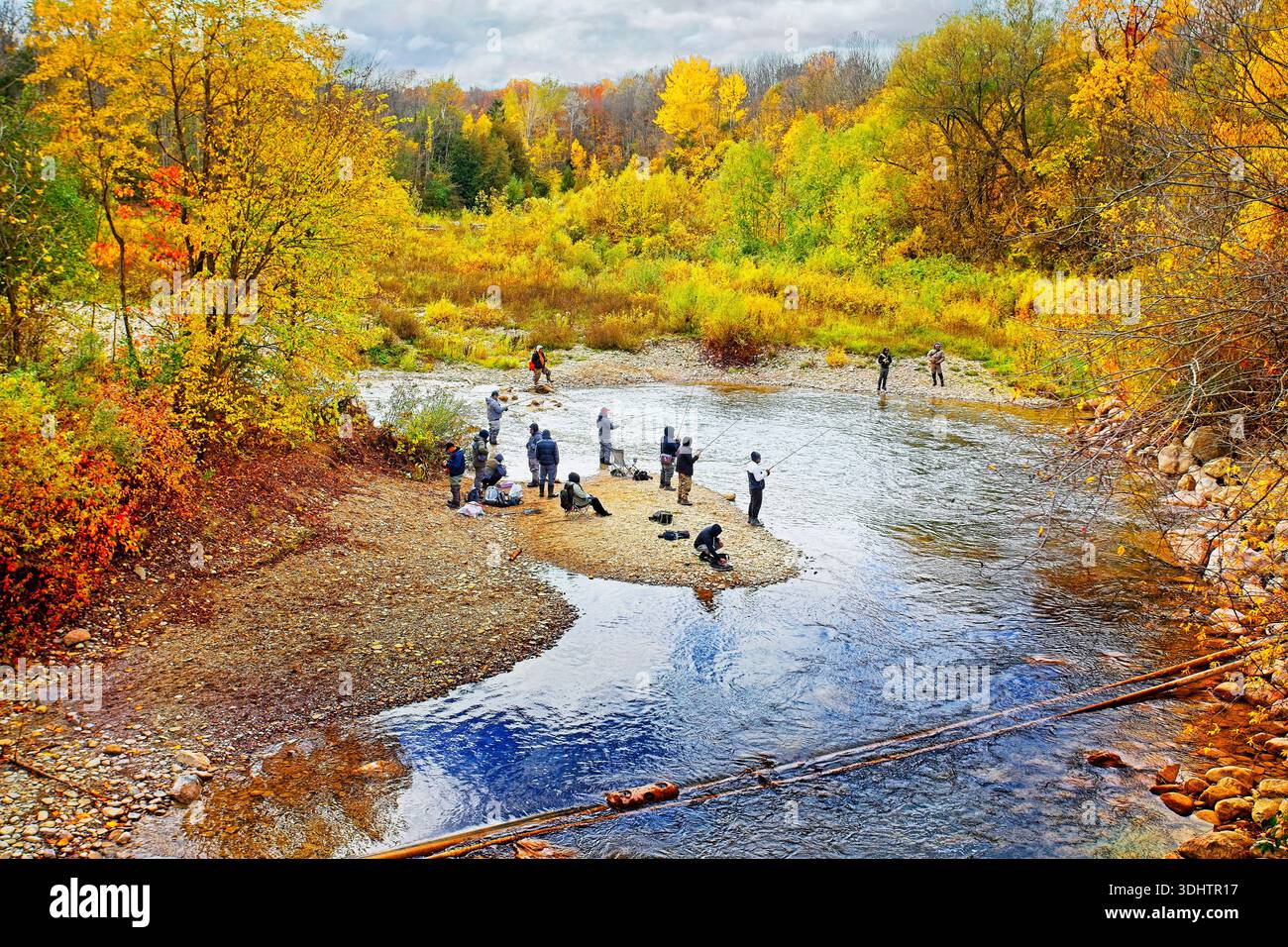 Fischer fischen am Bighead River, Meaford, Grey County, Southern Ontario, Kanada, der Niagara Escarpment fließt in die Nottawasaga Bay, ein Teil der Georgian Bay Stockfoto