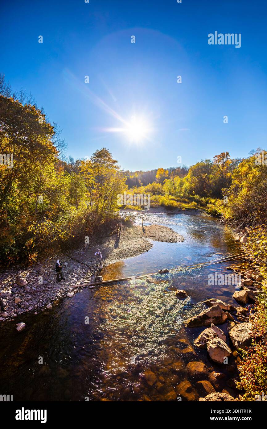 Fischer, die am Bighead River, Grey County, Southern Ontario, Kanada, angeln, fließt vom Niagara Escarpment in die Georgian Bay bei Meaford. Stockfoto