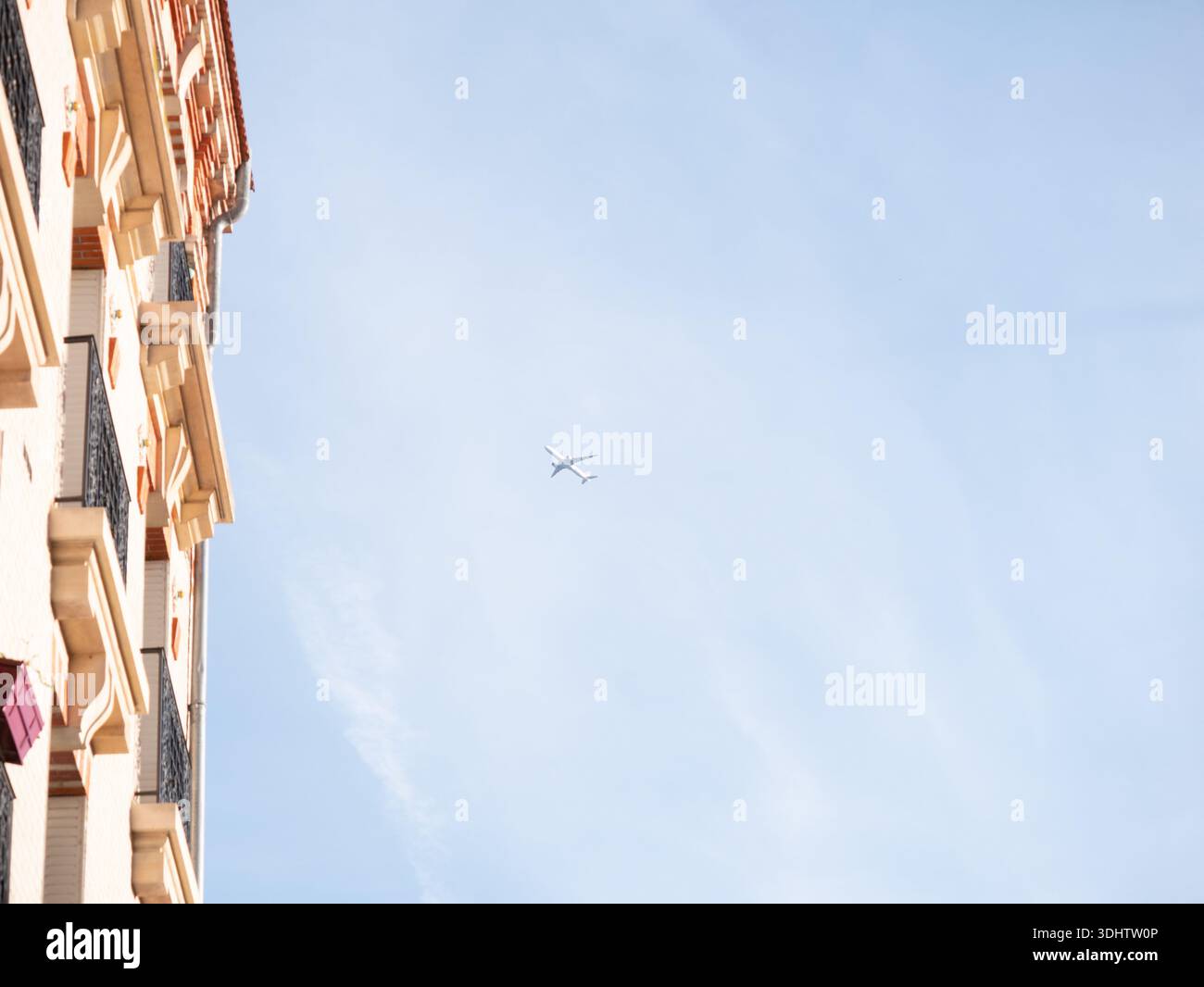 Flugzeug fliegt über Enghien-les-Bains Stockfoto