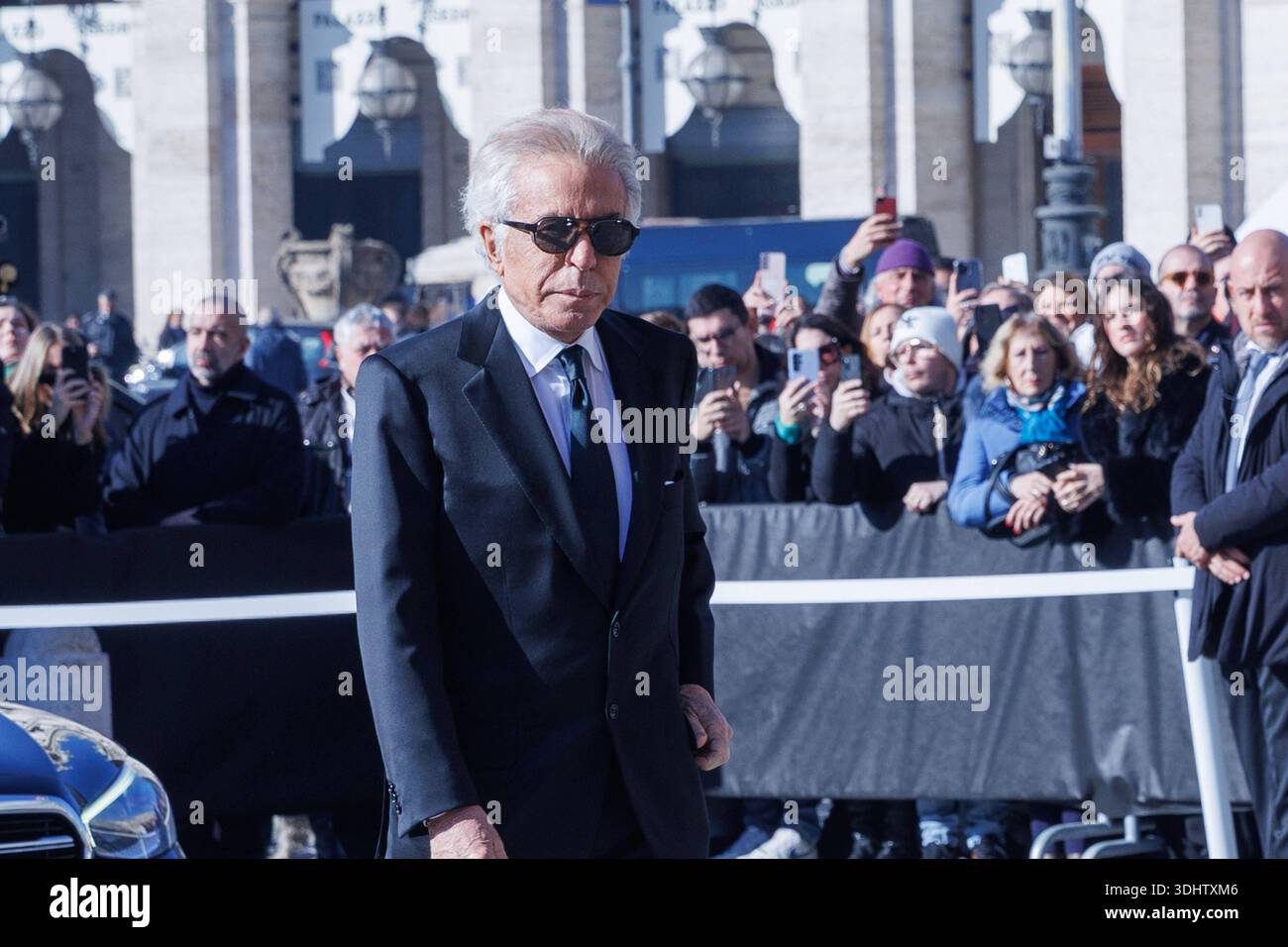 Nachrichten - Funerali di Valentino Garavani Giancarlo Giammetti kommt bei Valentino Garavani Beerdigung am 23. Januar 2026 in der Basilica S. Maria degli Angeli e dei Martiri, Rom, Italien Rom Basilica Santa Maria degli Angeli e dei Martiri Italien Copyright: XEmanuelaxVertollix/xLiveMediax LPN 2255322 Stockfoto