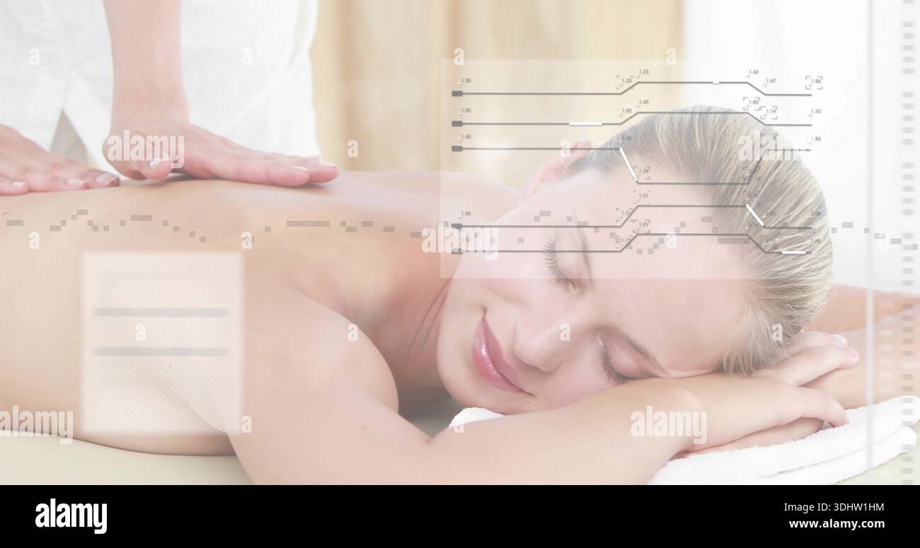 Die empfangende Frau lag mit dem Gesicht nach unten auf dem Massagetisch, der Therapeut legt die Hände, weißes Handtuch, Überzug Stockfoto