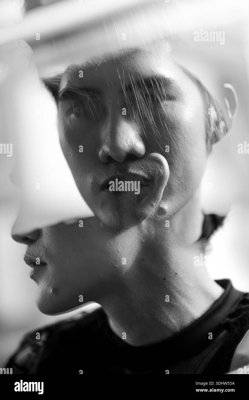 Junge Männer reflektieren mit Doppelschuss. Stockfoto