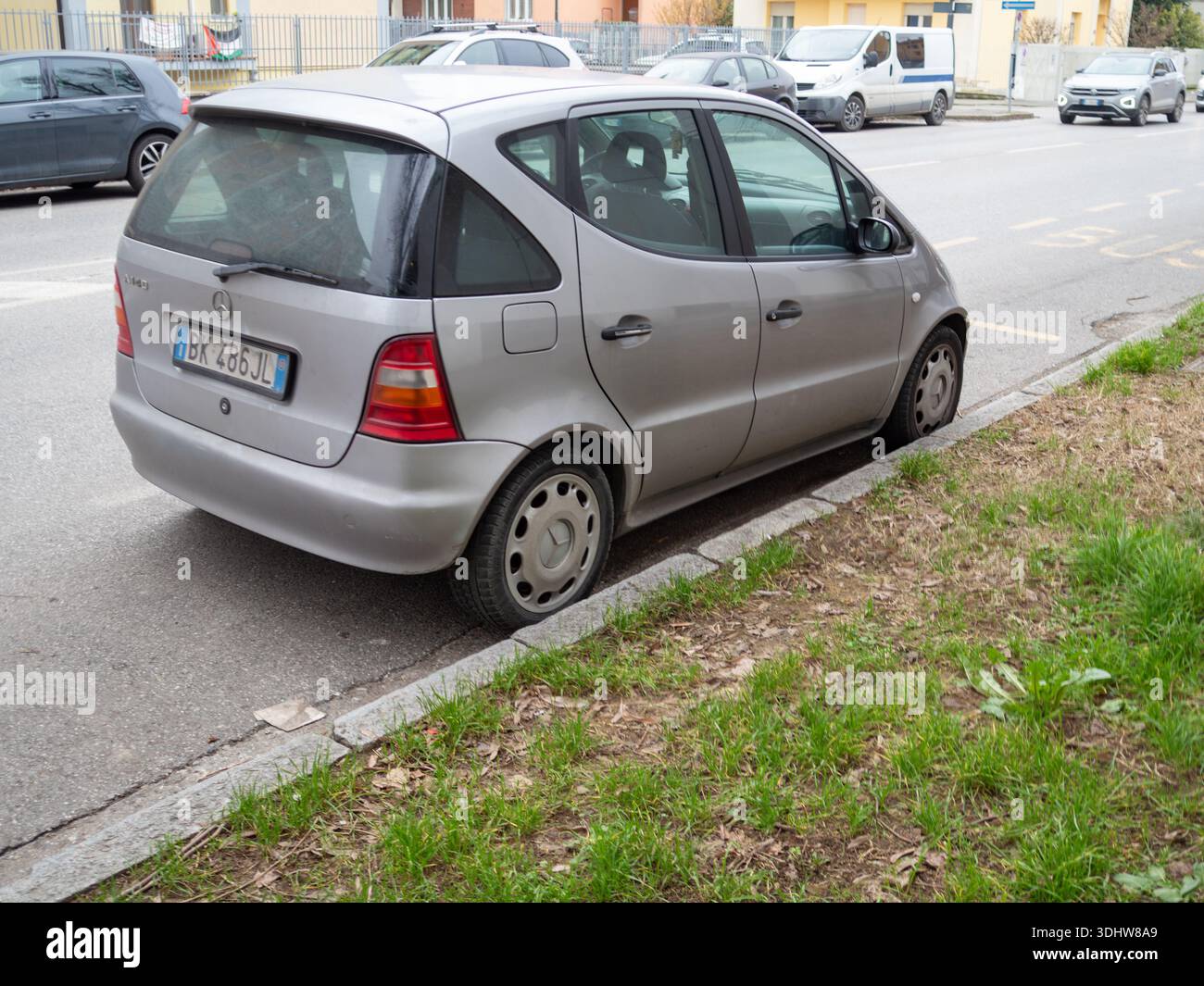 Cremona, Italien 9. Januar 2026 Silber Mercedes Benz Ein Kleinwagen der Klasse W168, der auf einer Stadtstraße mit einem flachen Vorderreifen geparkt ist, was auf ein Problem hinweist Stockfoto