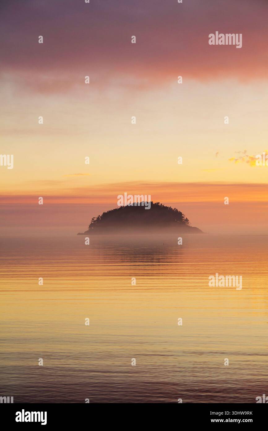 Taception Island, vor der Küste des Deception Pass State Park, eine Silhouette der Insel, und Nebel und Farbschichten bei Sonnenuntergang. Stockfoto