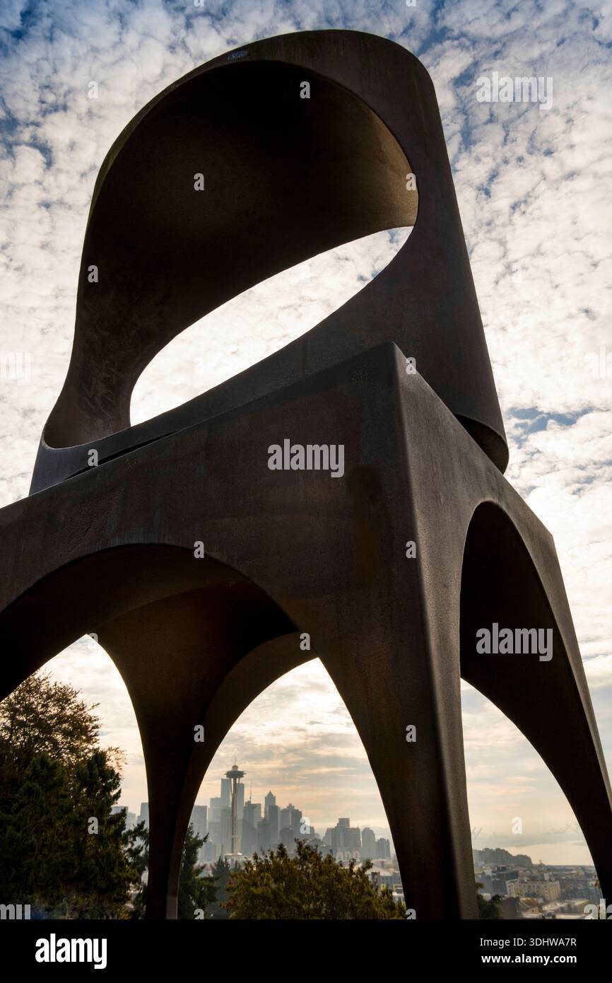 Die Skyline von Seattle und die Space Needle, die durch die Skulptur „Changing Form“ der Künstlerin Doris Totten Chase im Kerry Park zu sehen ist. Stockfoto