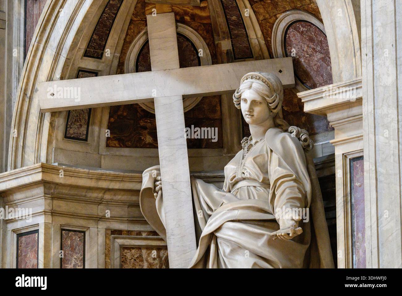 Statue der Heiligen Helena (Helena von Konstantinopel), von Andrea Bolgi, 1635, im Petersdom, Vatikanstadt, Rom, Italien Stockfoto