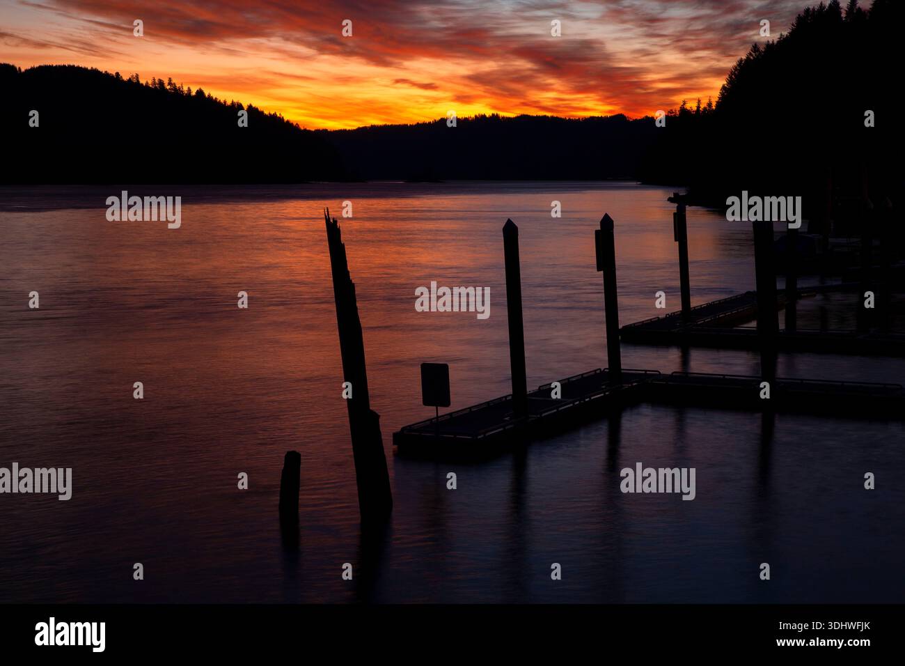 Sonnenaufgang am Umpqua River von der Promenade, Umpqua Discovery Center, Reedsport, Oregon Stockfoto