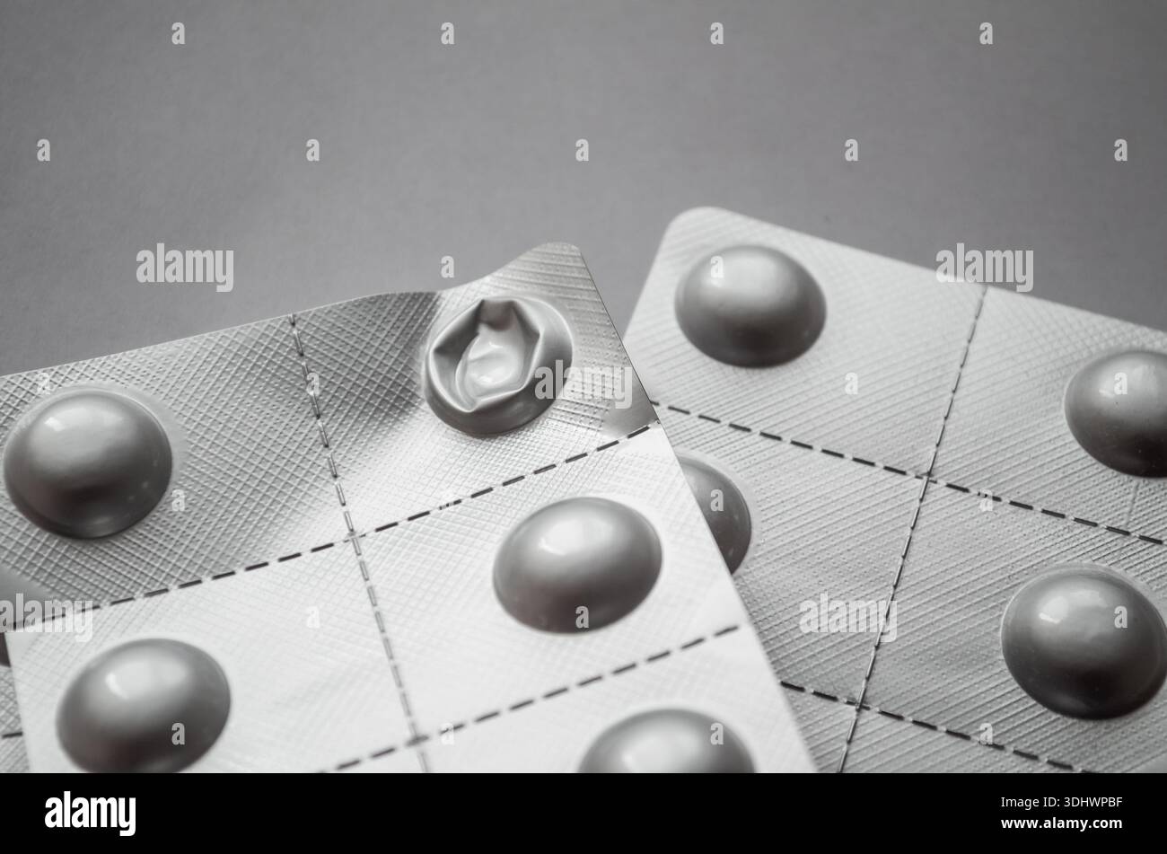 Gebrauchte Aluminium-Blisterpackung auf neutralem Hintergrund Stockfoto