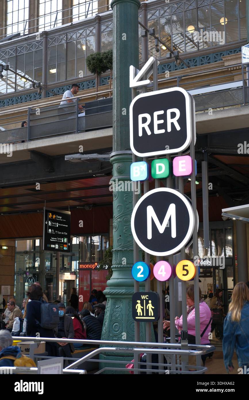 Paris, Frankreich - 09.29.2025: Informationsstand zu RER- und U-Bahnlinien am Gare du Nord, Bahnhof Nord. Infografiken und Infrastruktur in Europa Stockfoto