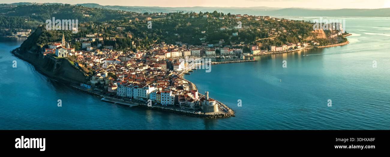 Panorama der Altstadt von Piran und Leuchtturm auf Kap Madona bei Sonnenuntergang der goldenen Stunde mit Adriaküste Slowenien Stockfoto