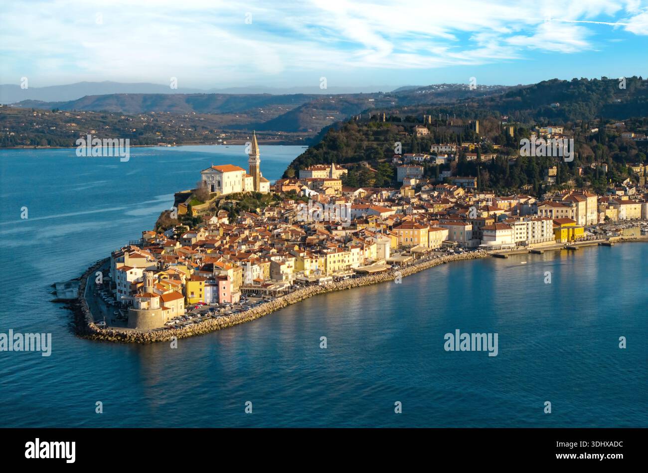 Blick aus der Vogelperspektive auf die Halbinsel der Altstadt von Piran mit farbenfrohen Häusern und Leuchtturm kap-Adria-Meer Slowenien Stockfoto