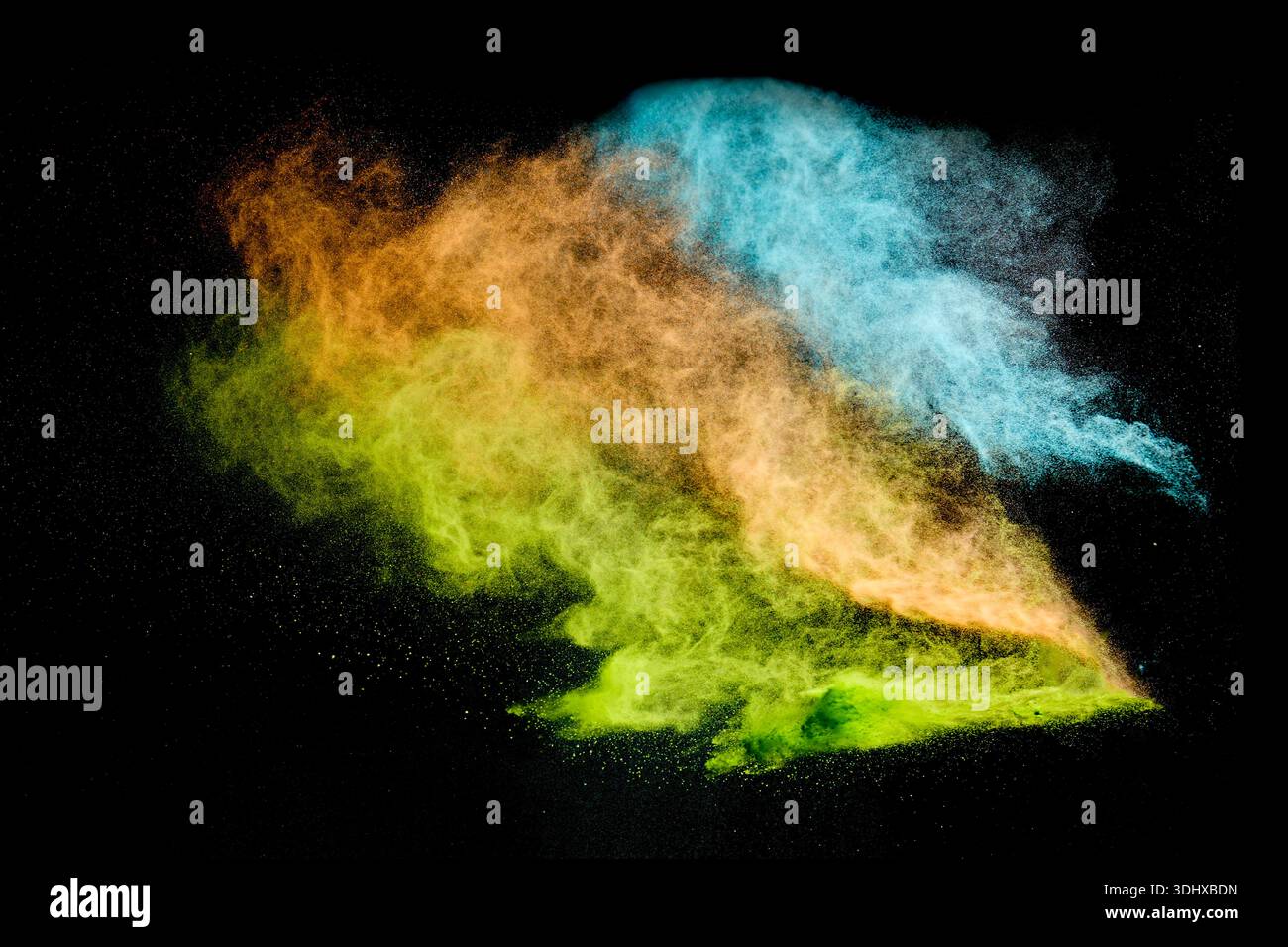 Buntes Pulver explodiert und erzeugt eine lebendige Staubwolke Stockfoto