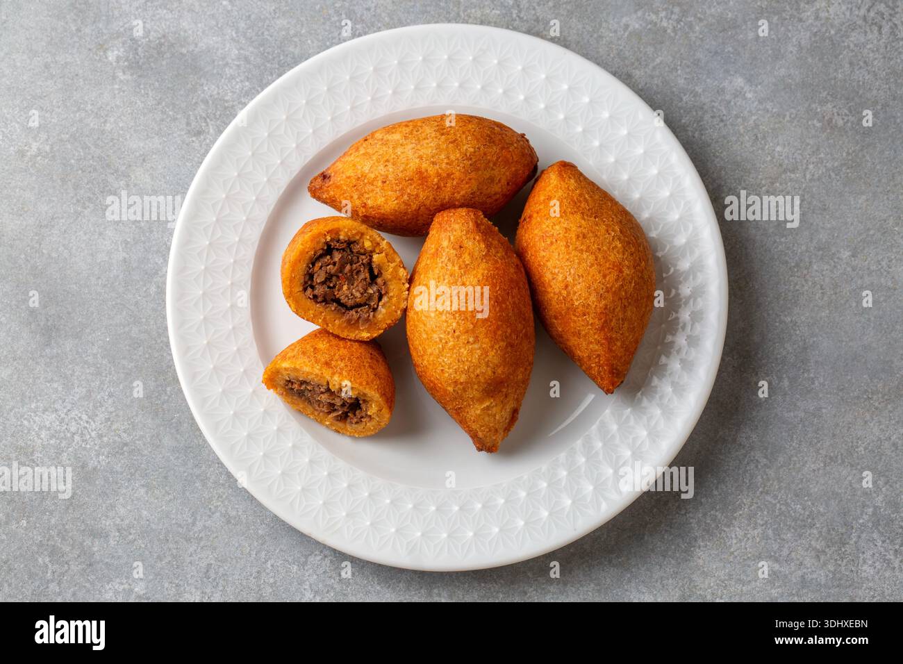 Kibbeh ist ein beliebtes Gericht in der nahöstlichen Küche (türkischer Name; icli kofte) Stockfoto