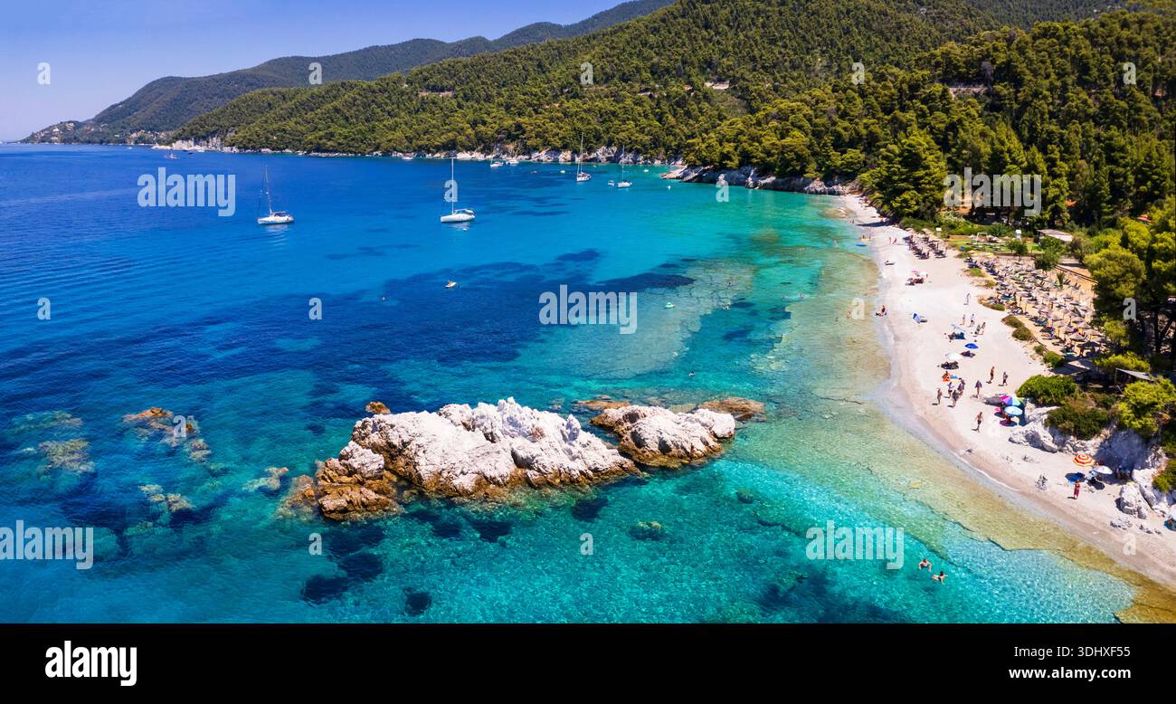 Griechenland Sommerziele. Milia einer der schönsten Strände der Insel Skopelos, Sporades. Blick auf das türkisfarbene kristallklare Meer Stockfoto