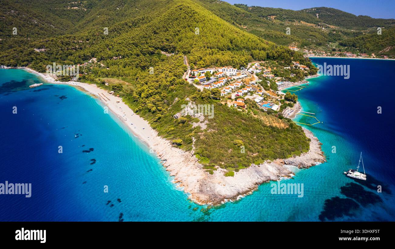 Griechenland Sommerziele. Aus der Vogelperspektive auf Milia und Panormos - die schönsten Strände der Insel Skopelos, Sporaden. Panoramablick auf die Drohne von Crystal t Stockfoto