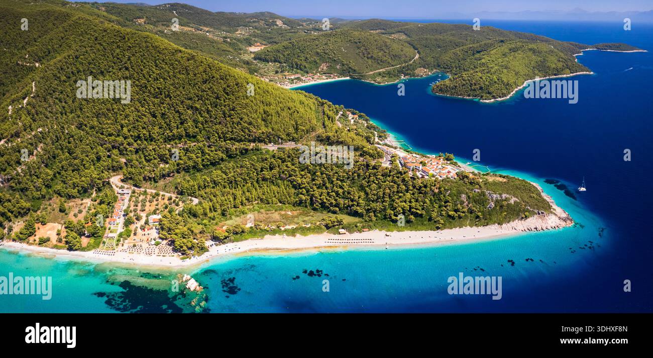Griechenland Sommerziele. Aus der Vogelperspektive auf Milia und Kastani - die schönsten Strände der Insel Skopelos, Sporaden. Panoramablick auf die Drohne von Crystal tu Stockfoto