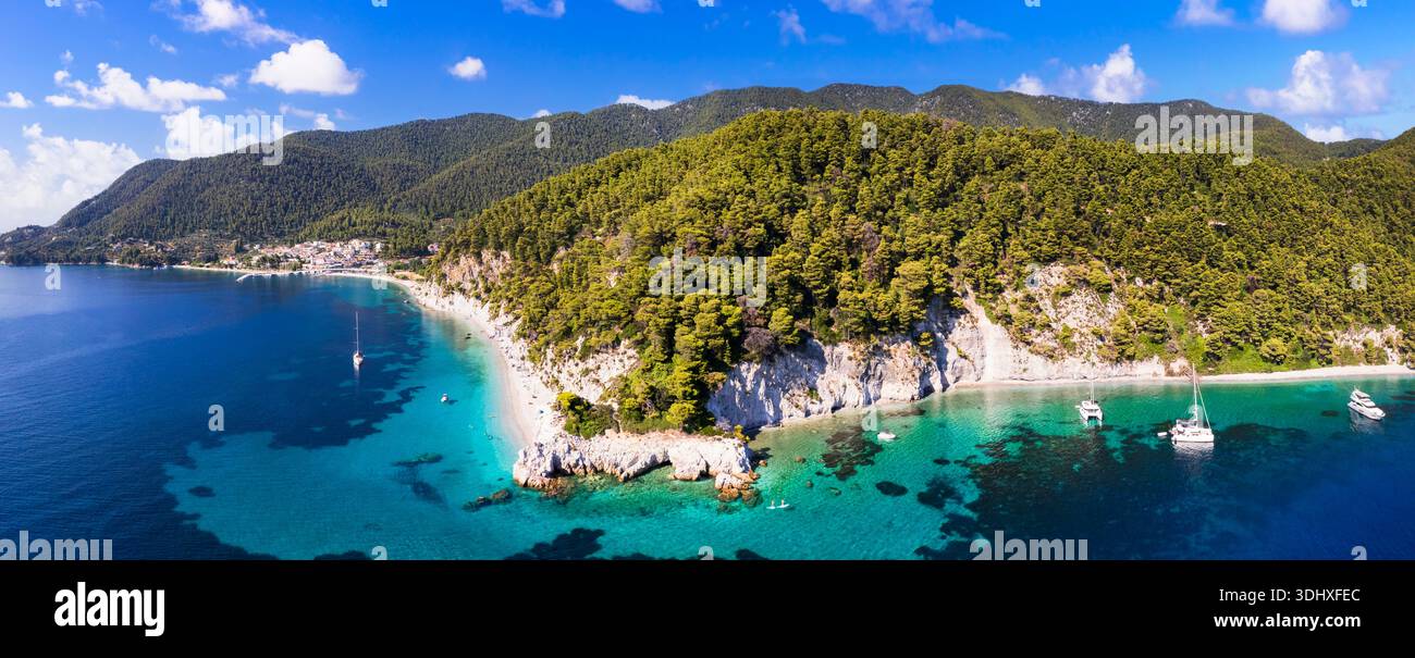 Die besten Strände Griechenlands. Sporaden. Wunderschöne Insel Skopelos - Hovolos Strand (in der Nähe von Neo Klima Dorf) mit türkisfarbenem Kristallmeer umgeben von grünem Hi Stockfoto