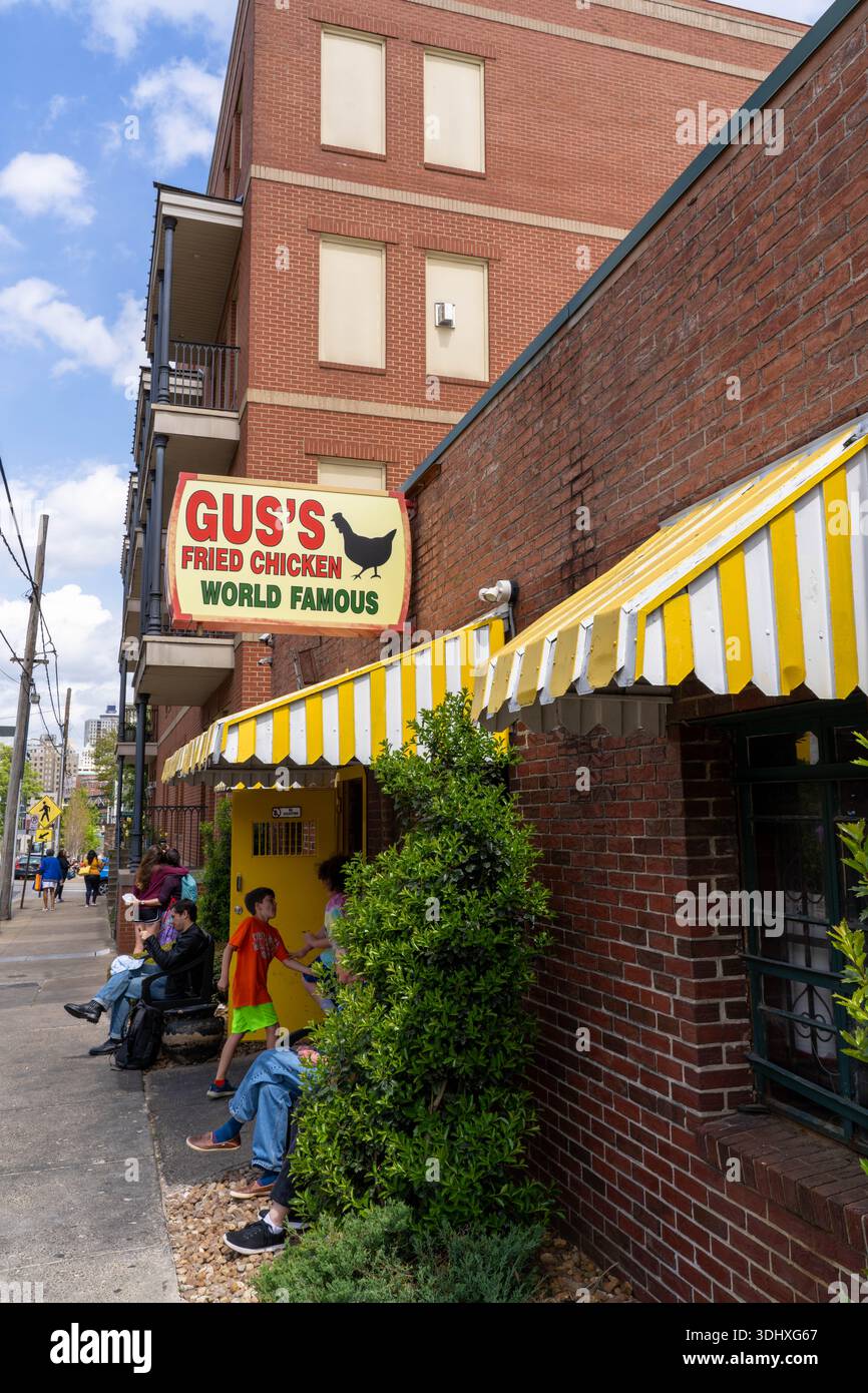 Memphis Tennessee - 7. April 2024: Eintritt in Gus's Fried Chicken im berühmten Restaurant des Memphis Tennessee Stockfoto