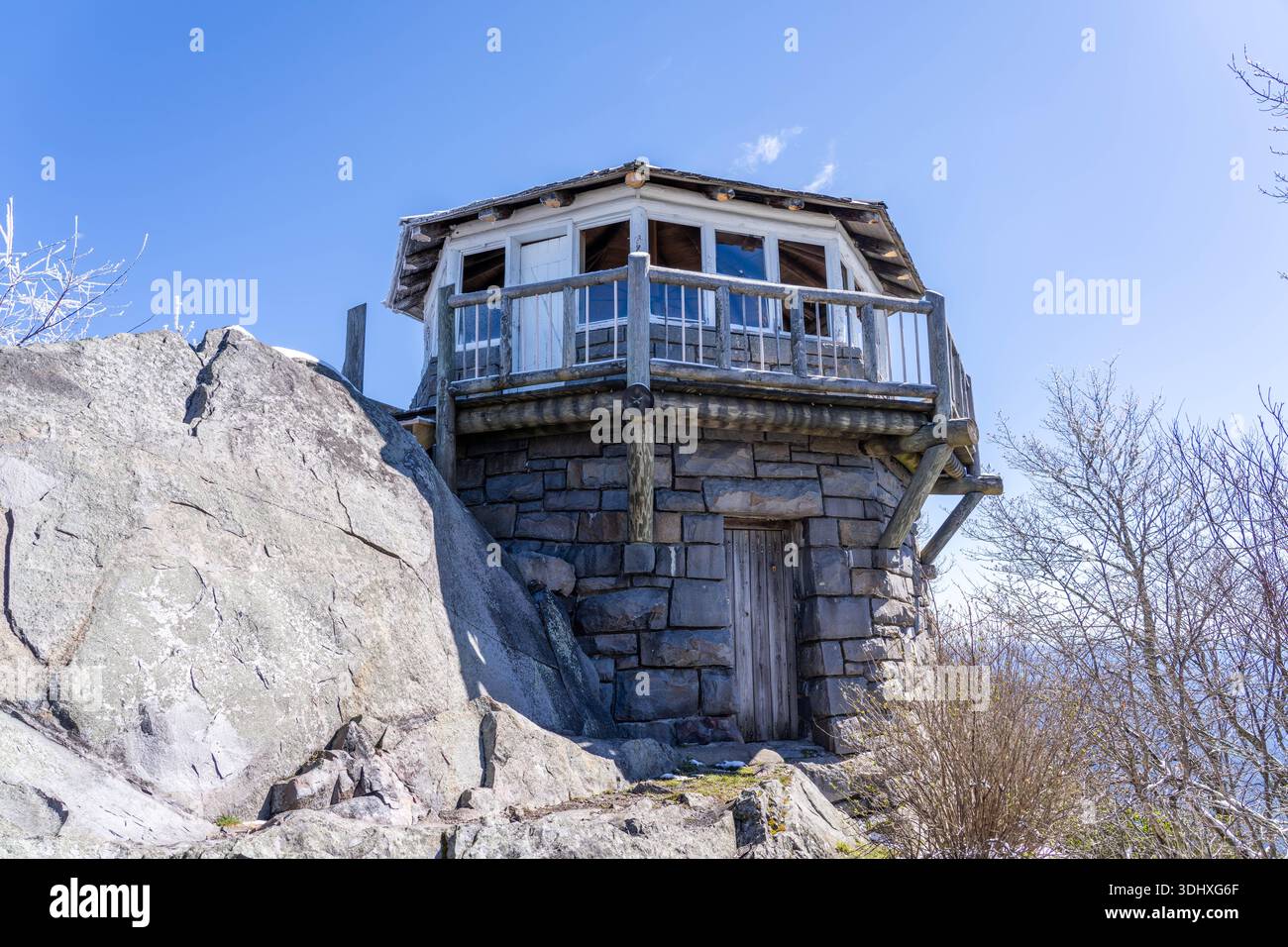 Der Mt Cammerer Fire Lookout im Great Smoky Mountains National Park wurde an einem sonnigen Tag in die Berghütte eingebaut Stockfoto