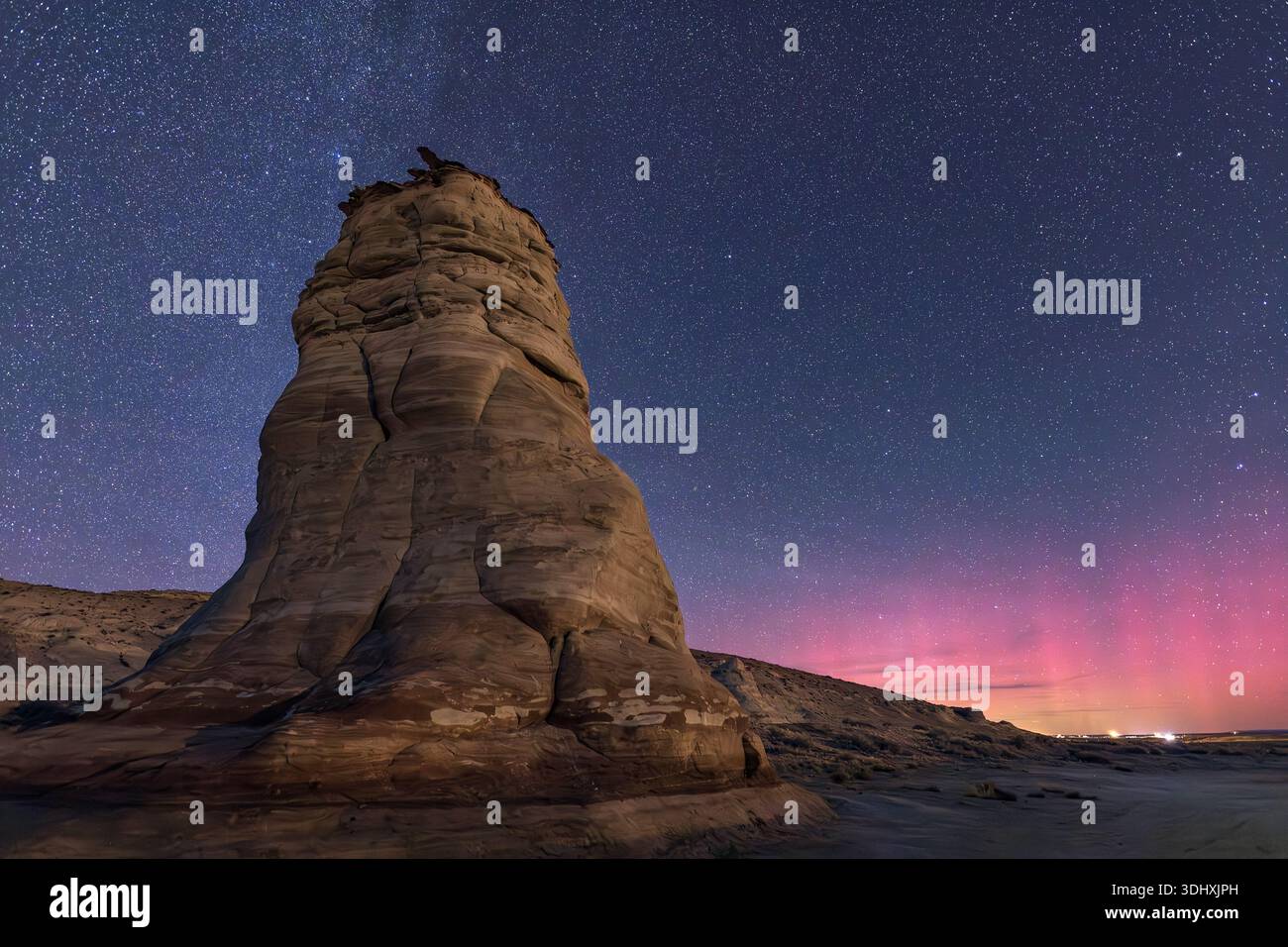 Die aurora Borealis am Nachthimmel hinter den Füßen des Elefanten auf der Navajo Nation in der Nähe von Tonalea, Arizona Stockfoto