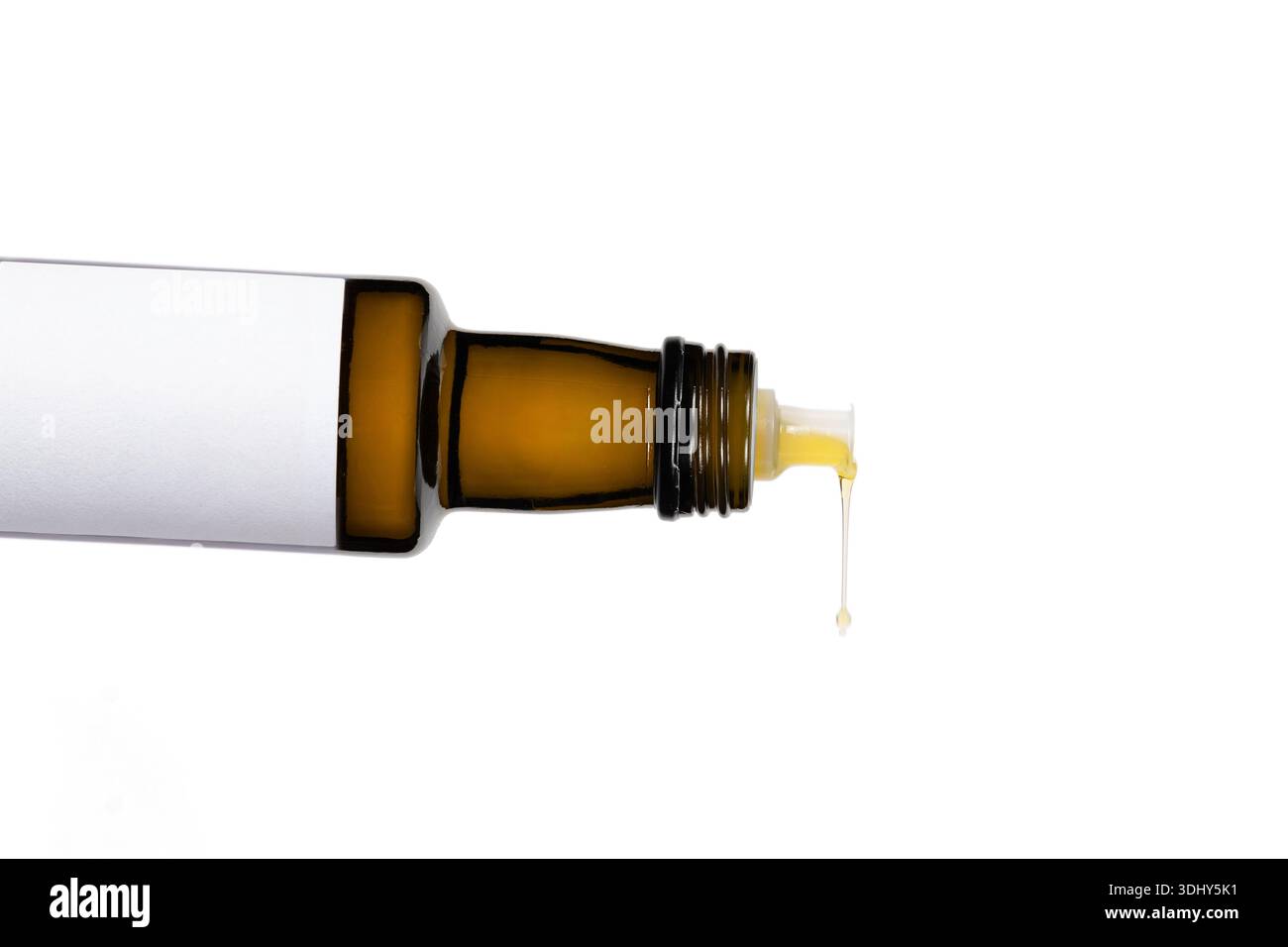 Olivenöl wird durch die Spitze des Flaschenhalses gegossen Stockfoto