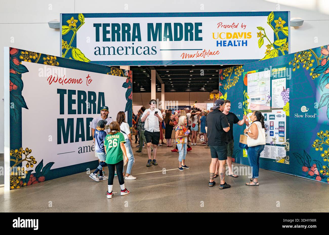 Besucher betreten das Terra Madre Americas Food Festival durch die Haupttüren des SAFE Credit Union Convention Center. Stockfoto