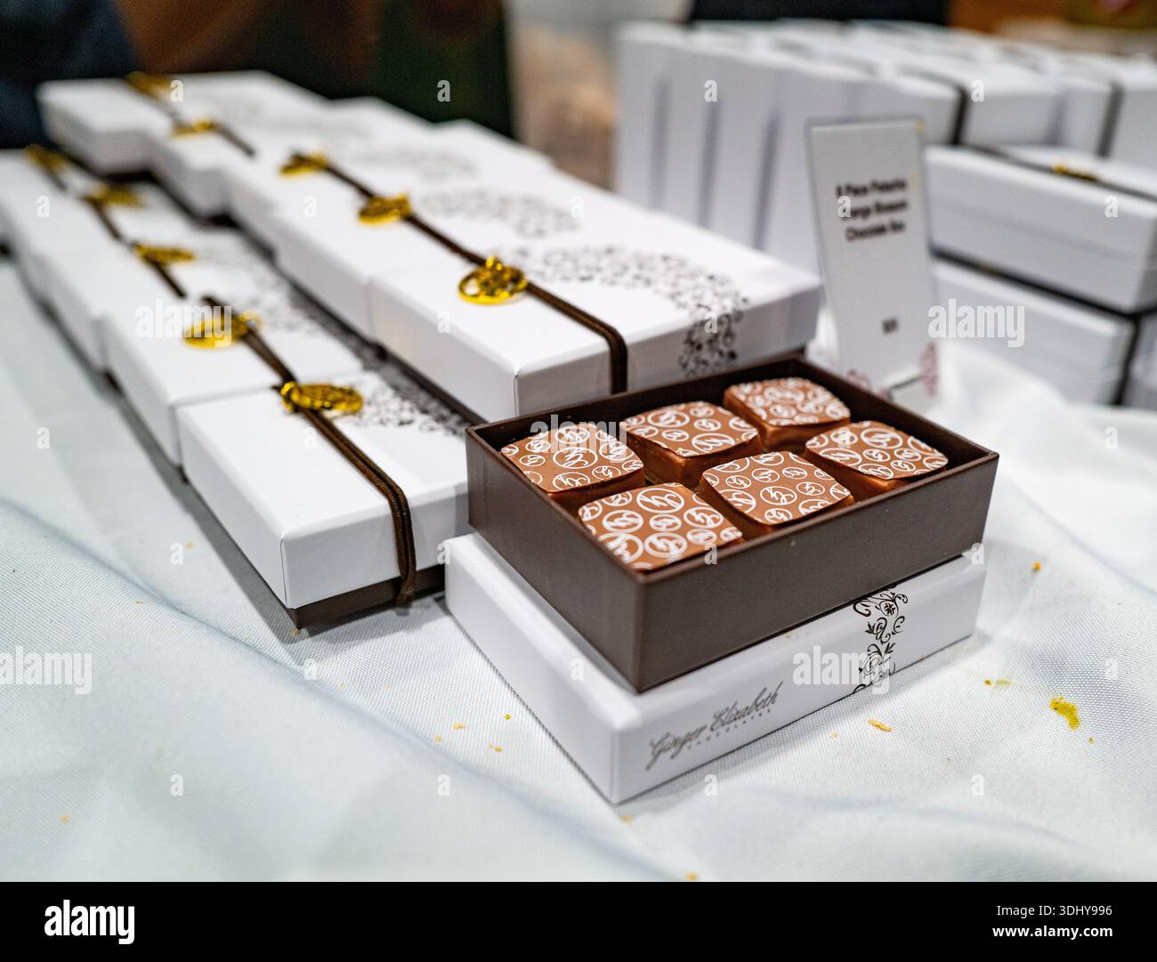 Nahaufnahme der handwerklichen Ginger Elizabeth Pralinen und Geschenkboxen auf einer Gourmet Food expo. Stockfoto