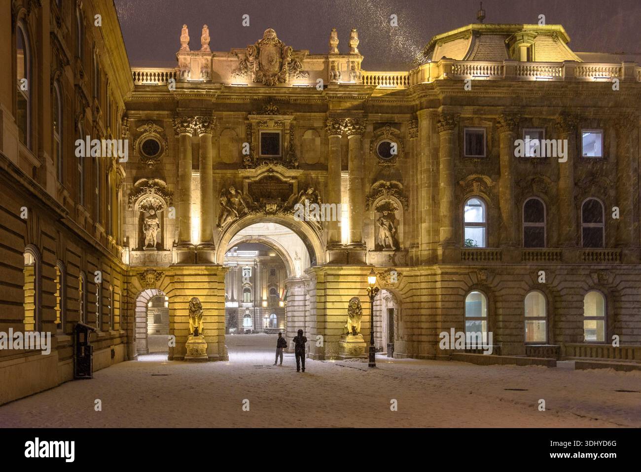 Zwei Männer standen vor dem Löwenhoftor im Burgviertel Buda während eines Schneesturms in Budapest Stockfoto