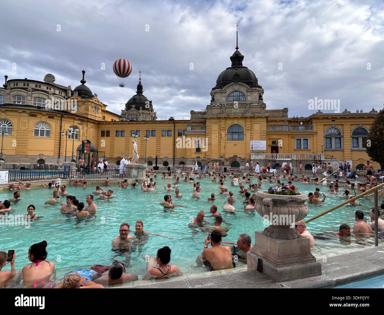 Heißluftballon in den Himmel - Smartphone-aufgenommenes Stockfoto
