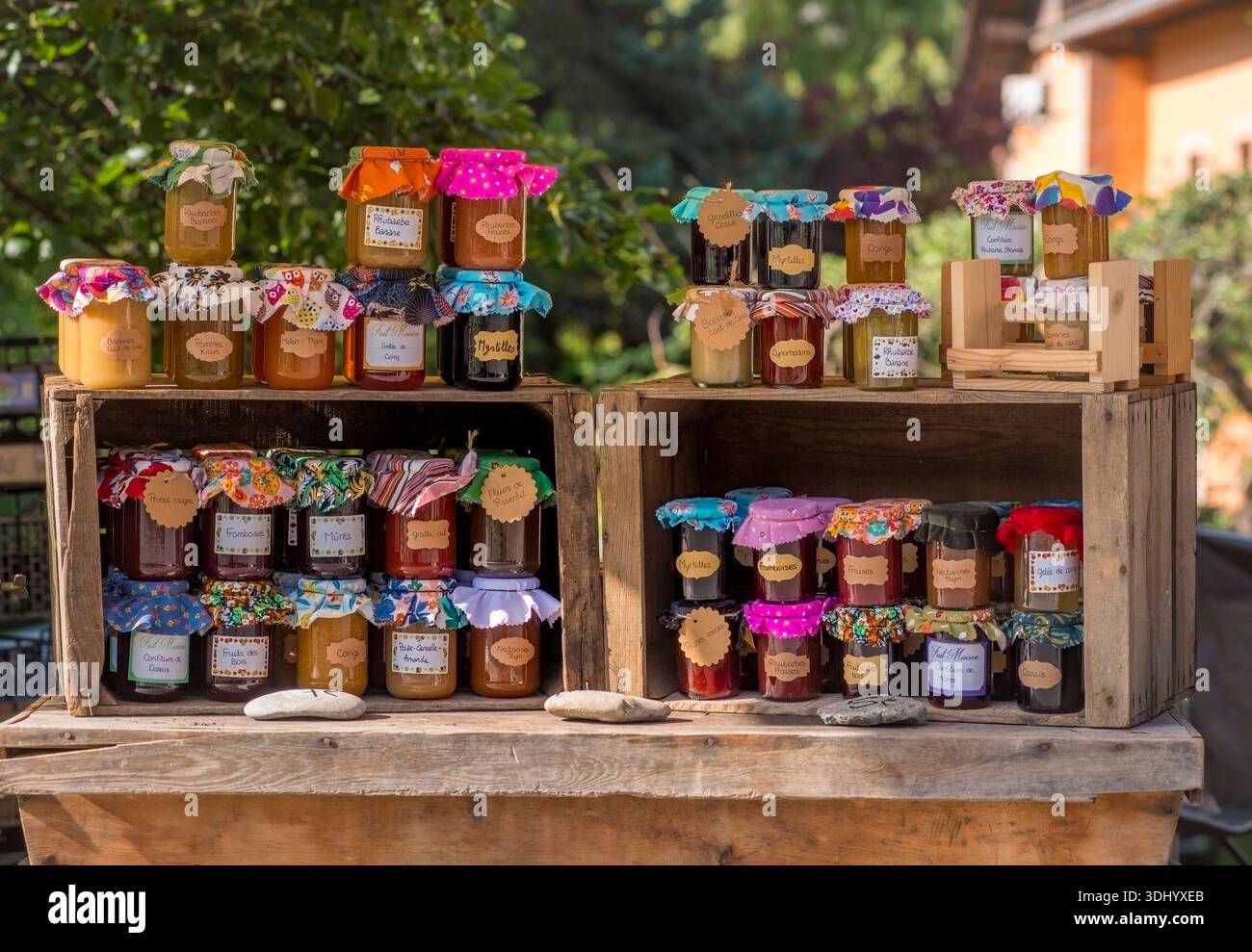 Lokale Konfitüren werden an einem Marktstand in Vallouise, Vallouise-Pelvoux, Hautes-Alpes, Frankreich, ausgestellt, die in einem traditionellen alpinen Dorf kleine Lebensmittelproduktion repräsentieren Stockfoto
