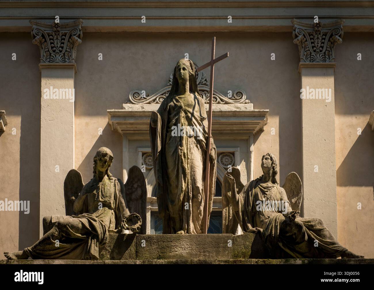 Detail der geschnitzten Statue über dem Eingang zur Chiesa di Santa Maria della Consolazione, Mailand, Italien. Die Statue der Jungfrau, begleitet von zwei Engeln, hebt sich an der Fassade hervor. Es wurde zwischen 1833 und 1836 Largo Cairoli, 1, 20121 Milano MI, Italien gebaut Stockfoto
