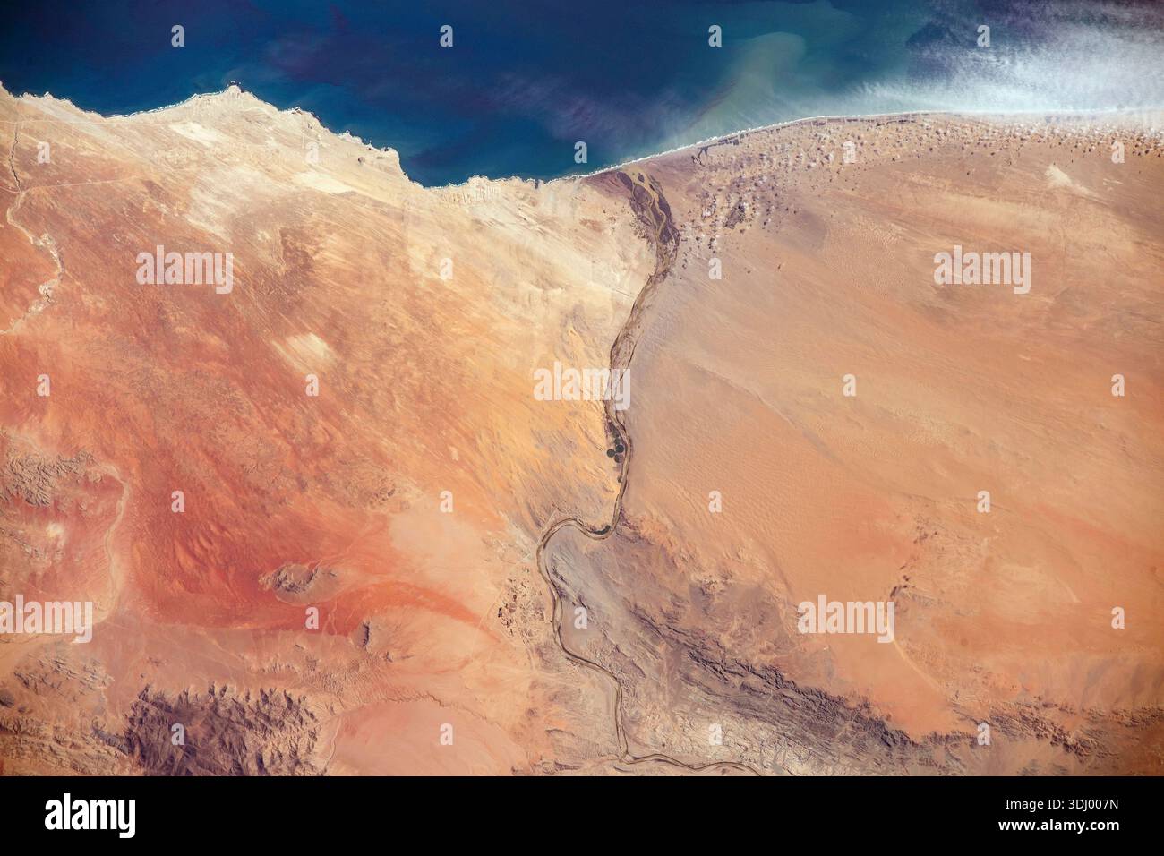 Der Orange River mündet in den Atlantik und trennt ihn von den Nationen Namibias und Südafrikas. Die Internationale Raumstation umkreiste 265 Meilen über dem afrikanischen Kontinent, als dieses Foto am 20. März 2020 aufgenommen wurde. Eine optimierte Version eines Originalbildes der NASA: Credit: NASA Stockfoto