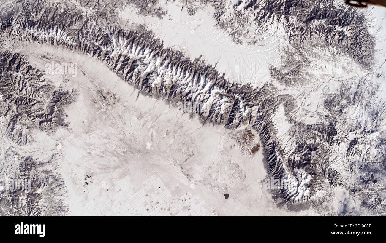 Schneebedeckte Gipfel entlang eines Teils der Rocky Mountain Range einschließlich Cottonwood Peak oben links, Blanca Peak und Mount Lindsey unten rechts. Fotografiert von der Internationalen Raumstation am 27. Oktober 2020. Die Rocky Mountains (oder Rockies) sind Nordamerikas größtes Gebirgssystem und erstrecken sich über 3.000 Meilen von British Columbia, Kanada bis nach New Mexico, USA Stockfoto