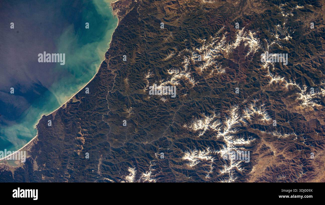 Redwood National and State Parks an der nordkalifornischen Küste, fotografiert von der Internationalen Raumstation, während sie am 23. Dezember 2020 262 Meilen über dem Pazifischen Ozean umkreisen, eine optimierte Version eines Originalbildes der NASA: Credit: NASA Stockfoto