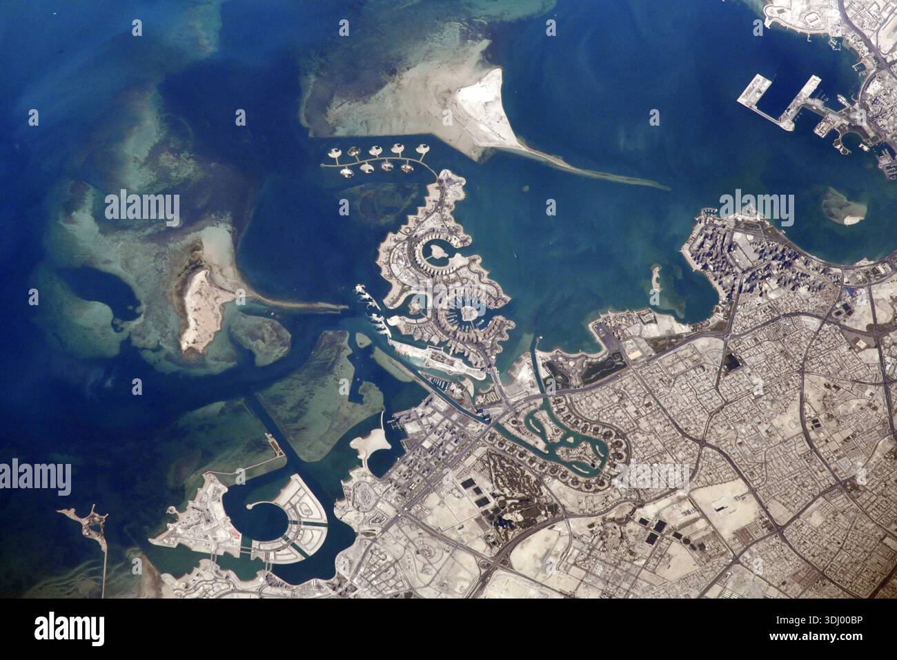 Vereinigte Arabische Emirate – Doha, Katar, wie fotografiert von der Internationalen Raumstation, die am 26. Februar 2021 261 Meilen über den Vereinigten Arabischen Emiraten umkreiste. Eine optimierte Version eines ISS-Originalbildes: Credit: Roscosmos. NUR REDAKTIONELLE VERWENDUNG Stockfoto