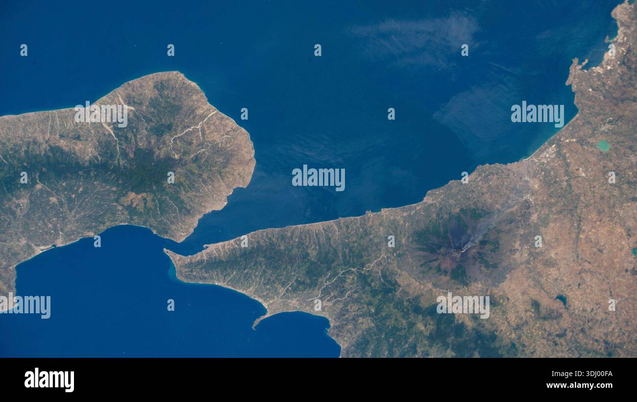 Die Südspitze Italiens und die Insel Sizilien sind von der Internationalen Raumstation auf 262 Meilen über dem Mittelmeer aus fotografiert und zeigen den Ätna. Ein Foto von der Internationalen Raumstation am 2. Juni 2022. Eine optimierte Version eines Originalbildes der NASA: Credit: NASA Stockfoto