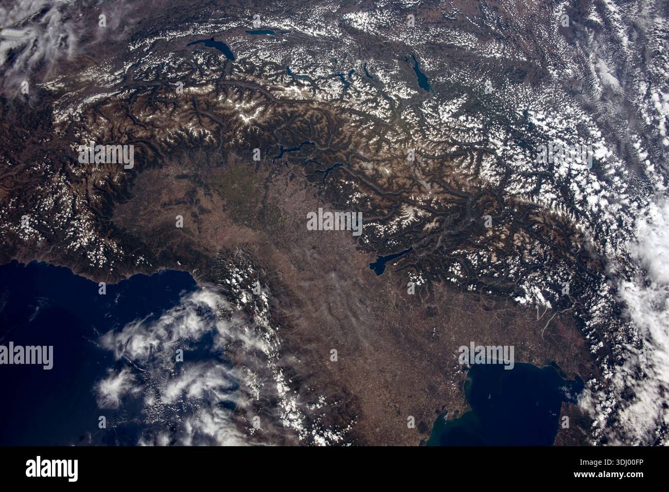 Die Schweizer Alpen umkreisen das Potal in Norditalien. Ein Foto von der Internationalen Raumstation am 21. August 2022. Eine optimierte Version eines Originalbildes der NASA: Credit: NASA Stockfoto