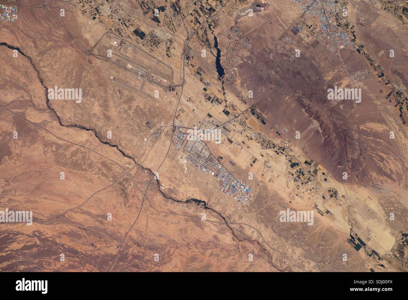 Imam Khomeini International Airport und Shamsabad Industrial City unterhalb, südlich des Kaspischen Meeres, Teheran, Iran. Ein Foto von der Internationalen Raumstation am 4. August 2022. Eine optimierte Version eines Originalbildes der NASA: NASA/SCristoforetti Stockfoto