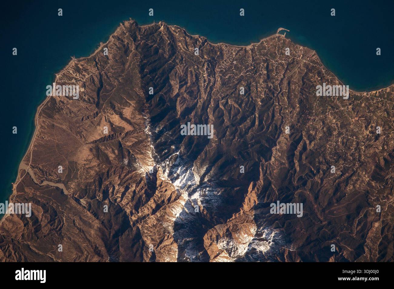 Die Südküste der Türkei entlang des Mittelmeers bei Syrien wurde von der Internationalen Raumstation aus fotografiert, während sie 264 Meilen über der Erde umkreiste. Ein Foto von der Internationalen Raumstation am 14. Februar 2023. Eine optimierte Version eines Originalbildes der NASA: NASA/JAXA/KWakata. Nur Redaktionelle Verwendung. Stockfoto