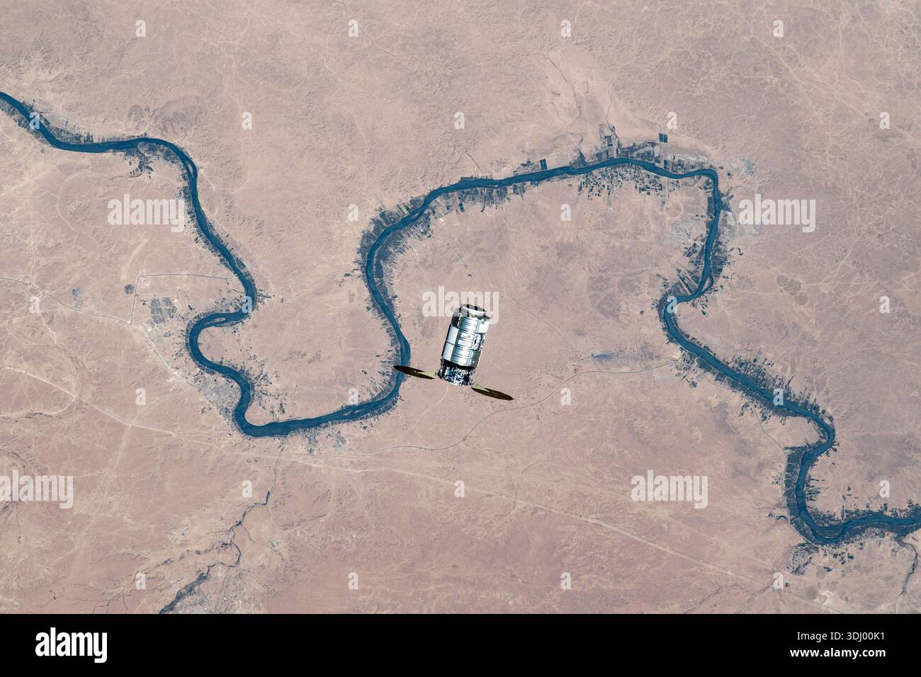 Northrop Grummans Cargo-Raumschiff Cygnus wird von der Internationalen Raumstation aus beobachtet, während es 260 Meilen über dem Euphratfluss im Irak umkreist. Ein Foto, das am 4. August 2023 von der Internationalen Raumstation aufgenommen wurde. Eine optimierte Version eines Originalbildes der NASA: NASA/WHoburg Stockfoto