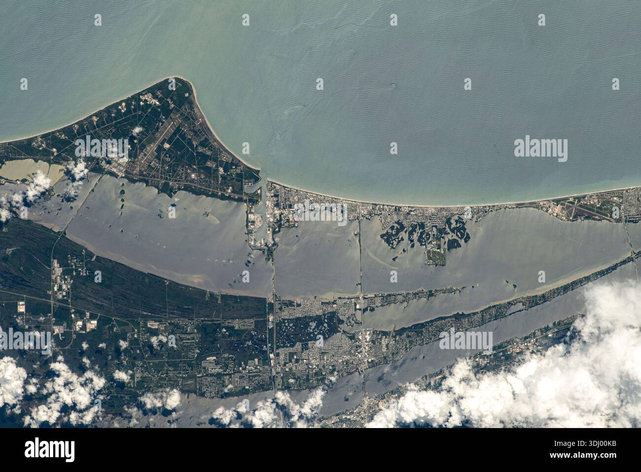 Cape Canaveral, einschließlich Cape Canaveral Space Force Station und Kennedy Space Center, ist von der Internationalen Raumstation aus gesehen, die 260 Meilen über Florida in den Vereinigten Staaten von Amerika umkreist hat. Ein Foto von der Internationalen Raumstation am 4. August 2023. Eine optimierte Version eines Originalbildes der NASA: Credit: NASA Stockfoto