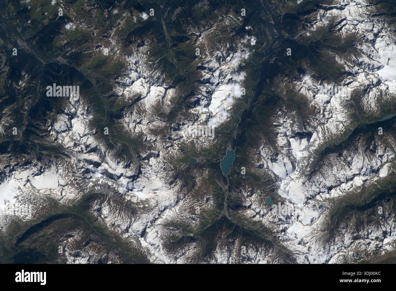 Das LAC du Chevril in Auvergne-Rhône-Alpes, Frankreich, wurde während der Expedition 69 von der Internationalen Raumstation aus fotografiert, während es etwa 260 Meilen über Südostfrankreich umkreist, Ein Foto, das am 26. Juni 2023 von der Internationalen Raumstation aufgenommen wurde. Eine optimierte Version eines Originalbildes der NASA: NASA/SAlNeyadi Stockfoto