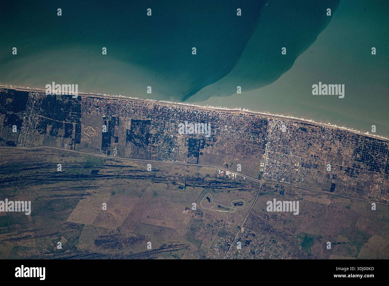 Mar de Ajo, eine Küstenstadt in der argentinischen Provinz Buenos Aires, wurde von der Internationalen Raumstation in 267 Meilen Höhe über der Erde fotografiert. Mar de AJ – ist ein Ferienort an der Atlantikküste am südlichen Ende von La Costa Partido in der argentinischen Provinz Buenos Aires. Die Region ist bekannt als Tuju Corner. Ein Foto von der Internationalen Raumstation am 7. Juli 2023. Eine optimierte Version eines Originalbildes der NASA: NASA/WHoburg Stockfoto