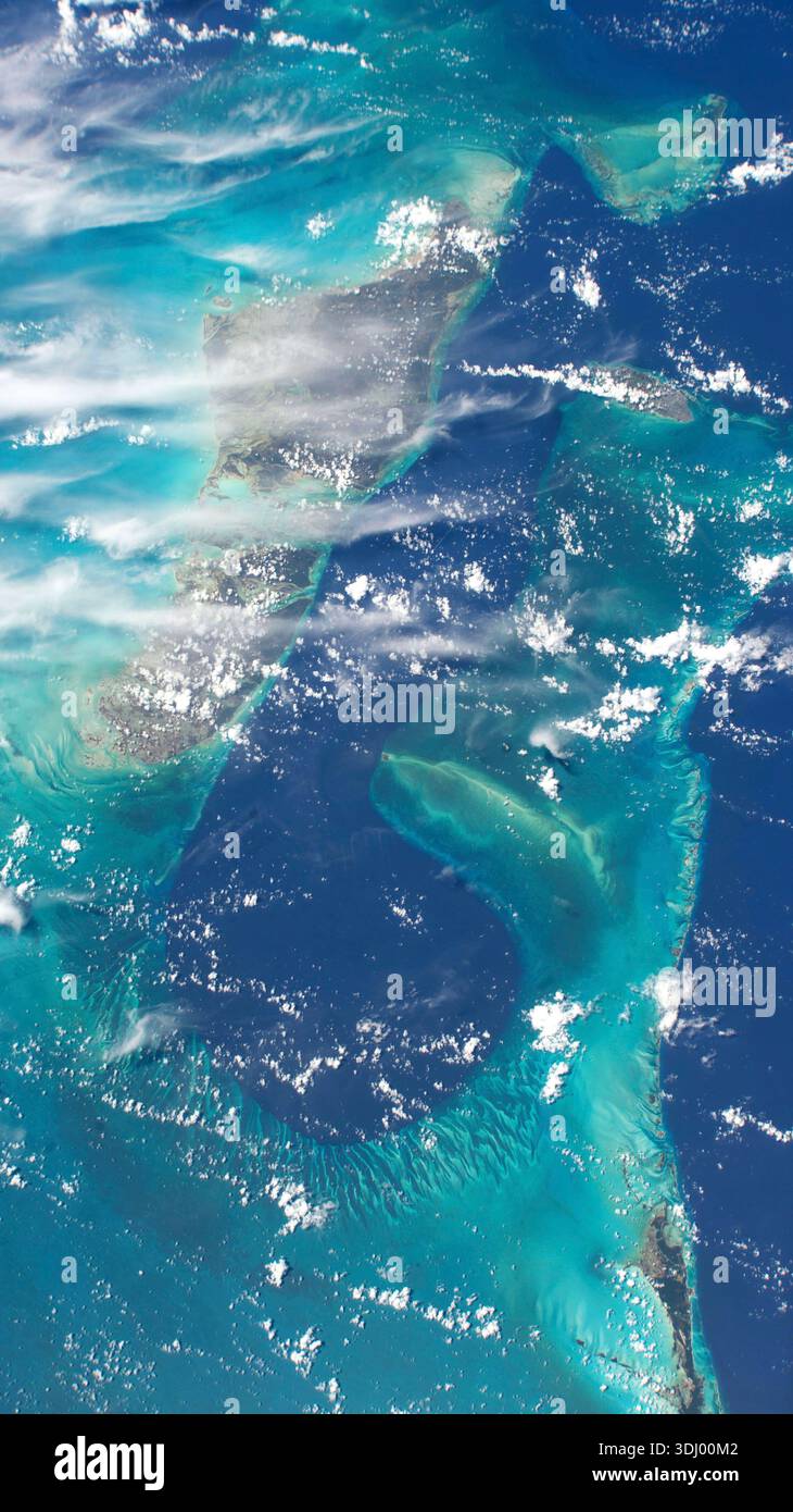 Die Zunge des Ozeans auf den Bahamas aus der Umlaufbahn fotografiert. Die Zunge des Ozeans (TOTO) ist der Name einer Region mit viel tieferem Wasser auf den Bahamas, die die Inseln Andros und New Providence trennt. Ein Foto, das am 23. August 2023 von der Internationalen Raumstation aufgenommen wurde. Eine optimierte Version eines Originalbildes der NASA: Credit: NASA Stockfoto