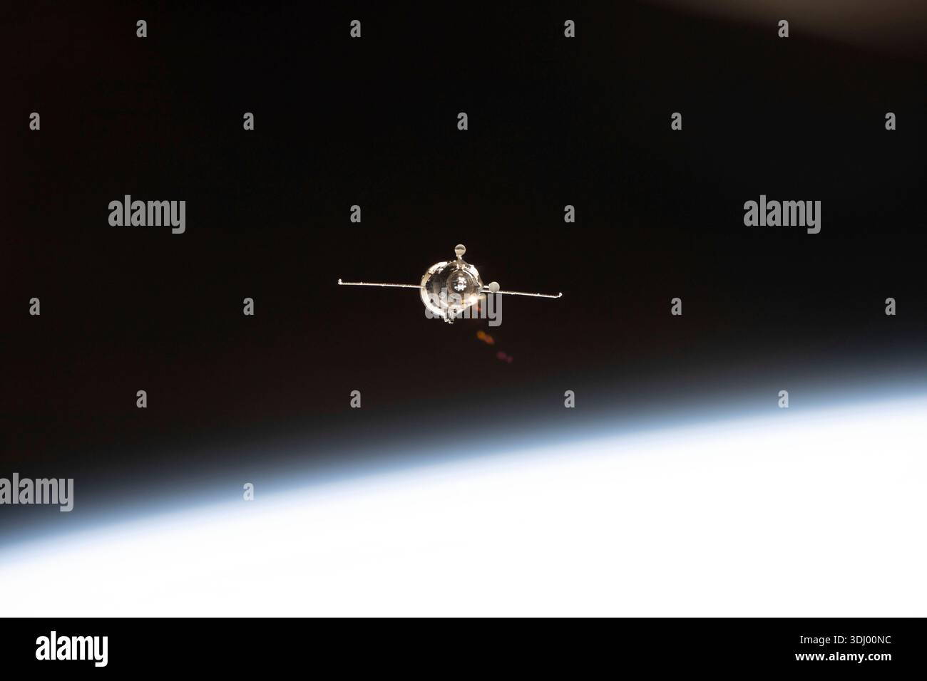 Das Frachtschiff Progress 86 nähert sich dem POISK-Modul der Internationalen Raumstation vor dem Andocken. Ein Foto von der Internationalen Raumstation am 3. Dezember 2023. Eine optimierte Version eines Originalbildes der NASA: NASA/JMoghbeli Stockfoto