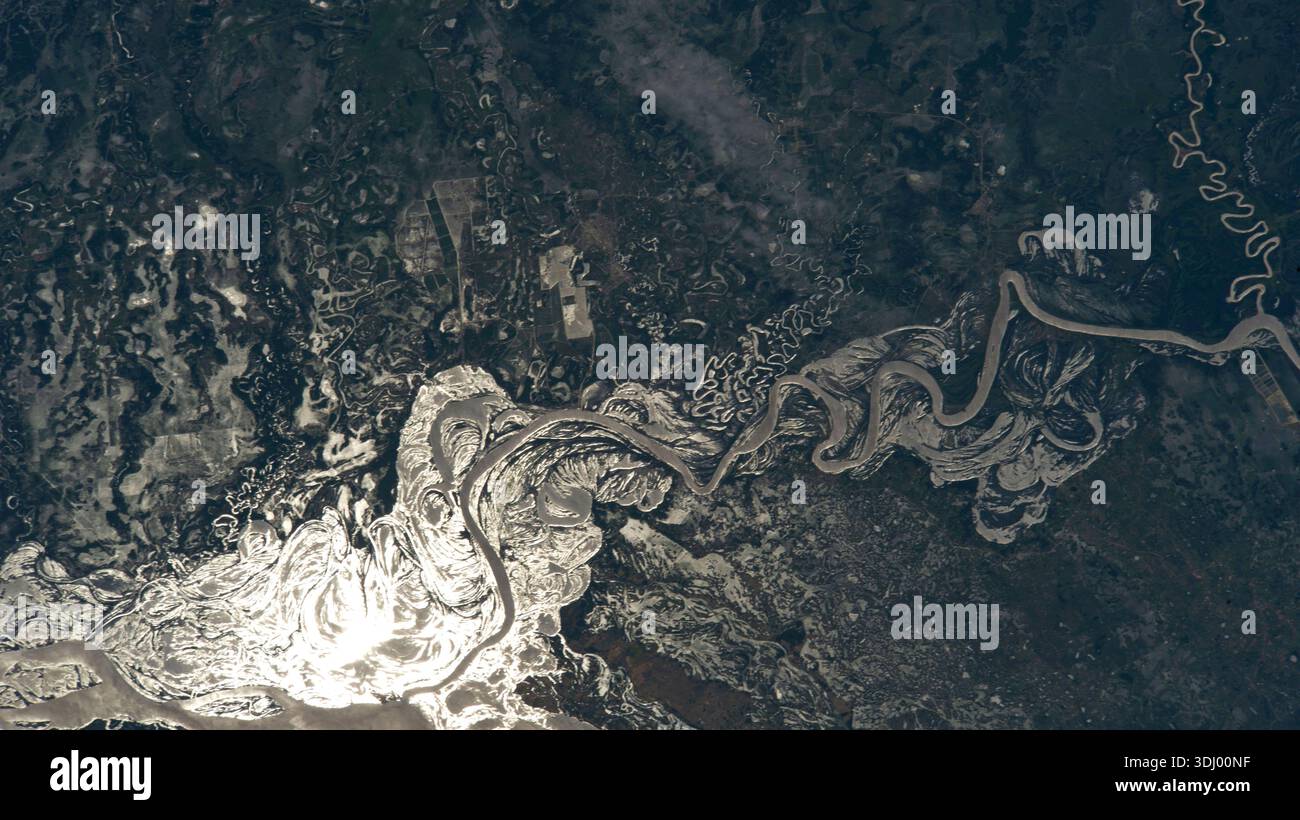 Sonnenlicht leuchtet vom Paraguay River und markiert die Grenze zwischen Argentinien und Paraguay. Der Paraguay ist nach dem Paran‡ der zweitgrößte Fluss des Rio de la Plata. Ein Foto von der Internationalen Raumstation am 19. November 2023. Eine optimierte Version eines Originalbildes der NASA: Credit: NASA Stockfoto