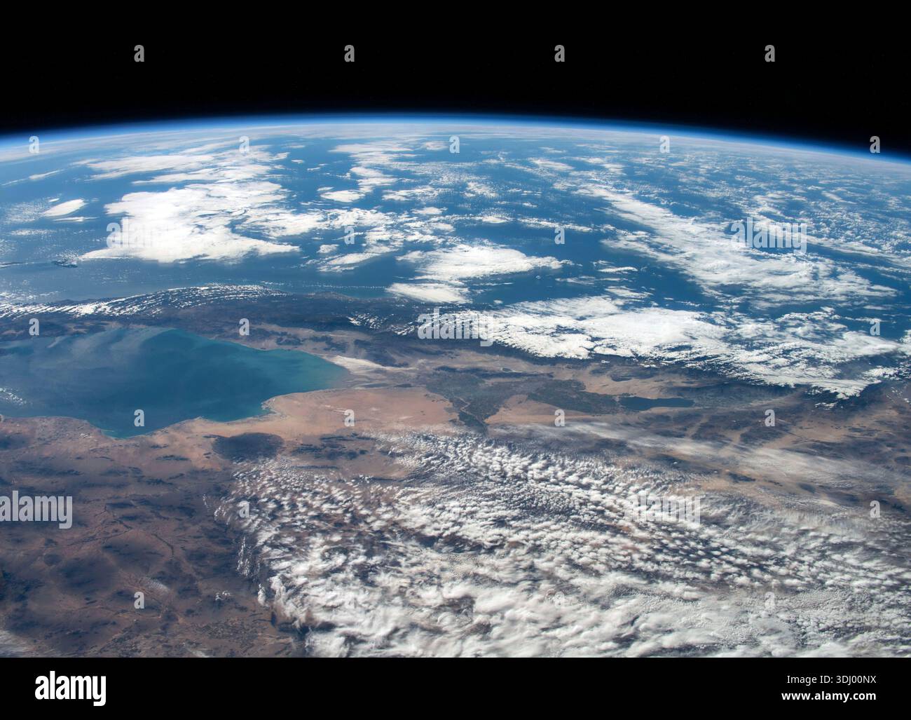 Der Golf von Kalifornien liegt zwischen der Baja California Halbinsel und dem mexikanischen Festland, fotografiert vom Orbit. Verstreute Wolken hängen tief über dem Land und dem hellblauen Wasser des Pazifischen Ozeans. Ein Foto von der Internationalen Raumstation am 29. November 2023. Eine optimierte Version eines Originalbildes der NASA: NASA/JMoghbeli Stockfoto