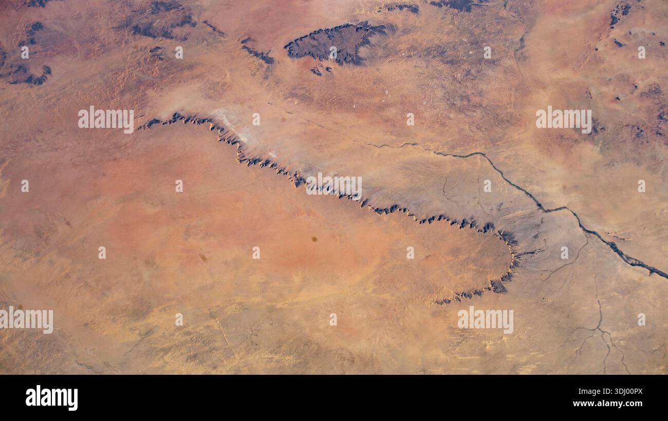Ein Teil der libyschen Wüste nahe der nordsudanesischen Stadt Al Dabbah am Ufer des Nils ist von der Internationalen Raumstation aus gesehen, die 259 Meilen über der afrikanischen Nation umkreist hat. Ein Foto von der Internationalen Raumstation am 14. Januar 2025, eine optimierte Version eines Originalbildes der NASA: Credit: NASA Stockfoto